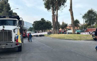 Camiones bloqueando una vía de Bogotá