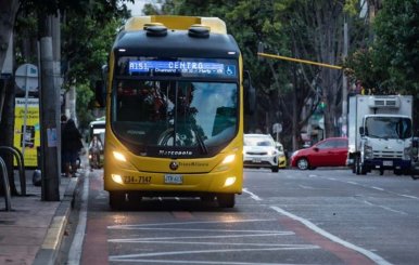 Bus del SITP sobre la carrera 13 durante la inauguración del carril preferencial