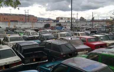 Imágenes de vehículos oxidados en un patio de Bogotá