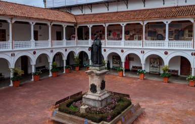 Imagen de la plazoleta central dentro de la Universidad del Rosario