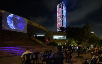 Imagen de la entrada del Planetario de Bogotá en el Centro de la ciudad