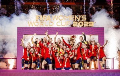 Jugadoras de la Selección de España alzan el título de la Copa Mundial de la FIFA