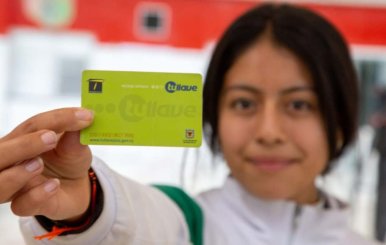Niña sosteniendo la tarjeta Tu Llave
