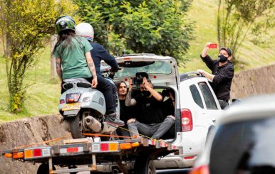 Personas en un automóvil haciendo parte de un rodaje cinematográfico 