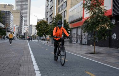 Ciclistas movilizándose por una de las ciclorrutas de Bogotá 