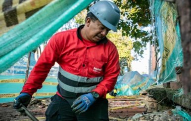 Trabajador del Distrito en una de las obras ejerciendo sus labores 