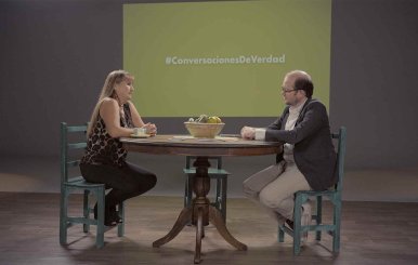 Daniel Samper conversando en el programa Conversaciones de Verdad 