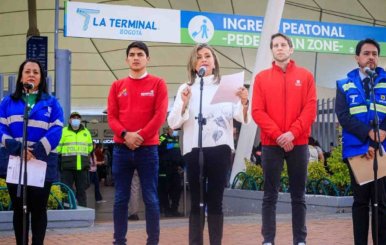 La secretaria de Movilidad, Deyanira Ávila; la alcaldesa (e), Edna Bonilla; y Eduardo González, subgerente de operaciones de la Terminal, entregando detalles del plan éxodo 