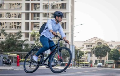 Persona manejando bicicleta 