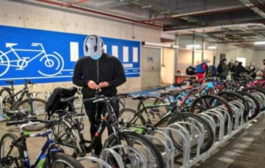 Biciusuario en uno de los cicloparqueaderos de Bogotá 