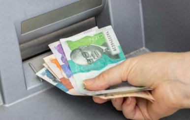 Dinero siendo retirado de un cajero automático 