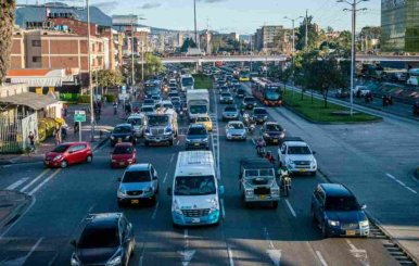 Automóviles circulando por una de las avenidas de Bogotá 