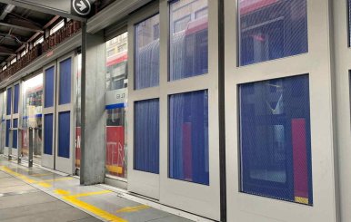 Nuevas puertas automáticas del sistema de TransMilenio 