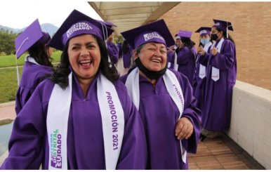 Mujeres de la Manzanas del Cuidado graduándose 