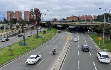 Automóviles circulando por una de las avenidas de Bogotá 