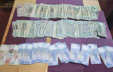 Dinero incautado por la Policía Metropolitana sobre una mesa 