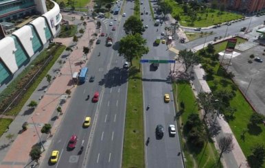 Vehículos circulando por la avenida carrera 30 de Bogotá