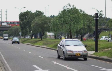 Automóviles circulando por una de las avenidas de Bogotá 