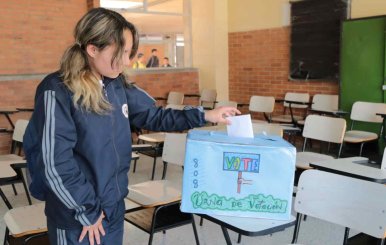 Joven votando en uno de los colegios oficiales de Bogotá 