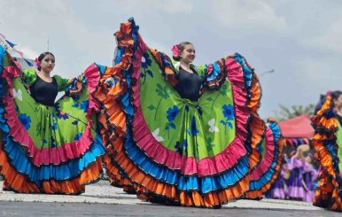 Personas bailando en la localidad de Tausaquillo