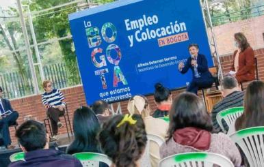 Personas reunidas con la Alcaldesa Claudia López en conferencia sobre empleo 