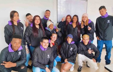 Varios jóvenes reunidos sonriendo 