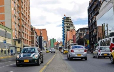 Automóviles circulando por la carrea Séptima de Bogotá 