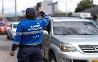 Guía de la Secretaría de Movilidad en una de las vías de Bogotá 