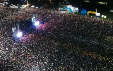 Concurrencia de personas en un escenario nocturno al aire libre en el marco del Festival de Verano 2019 en Bogotá
