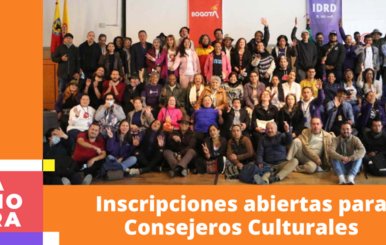 Un grupo de varias personas sonriendo