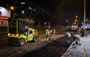 Obreros trabajando en proyecto vial