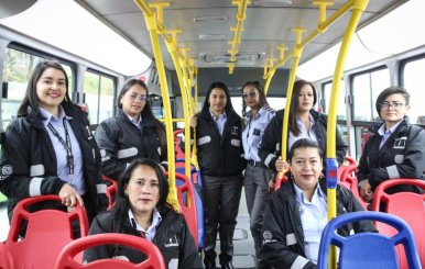 Mujeres trabajadoras de La Rolita posando en el interior de uno de los buses de la flota. 
