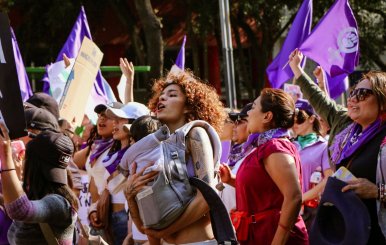 Mujeres marchando durante el 25N
