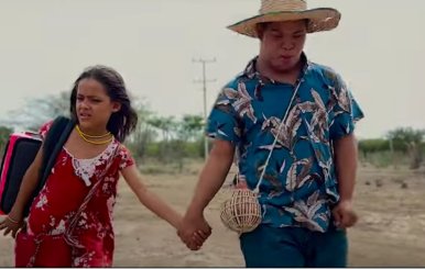Niños tomados de la mano en el cortometraje Mi Hermano y Yo