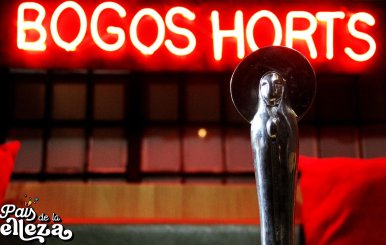 Letrero de Bogoshorts en Neón con la estatuilla del premio principal: La Santa Lucía