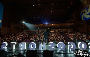 Teatro noche apertura Bogoshorts. Con público y presentador