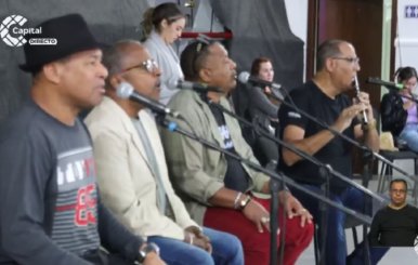 Miembros de la Orquesta Aragón, de Cuba, ensayando para su concierto junto a la Filarmónica de Bogotá.