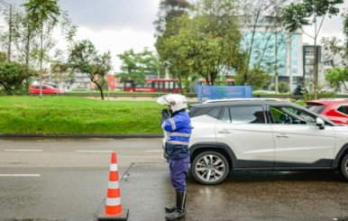 Personal de Tránsito pendiente del tráfico en una vía de Bogotá