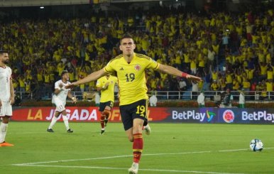 El jugador de Colombia Rafael Santos Borré celebra su gol contra Venezuela en las eliminatorias al Mundial 2026