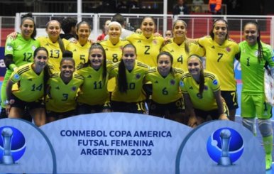 Selección Colombia femenina de Futsal posa en la Copa América de Argentina
