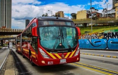 Bus de TransMilenio en una ruta de la ciudad