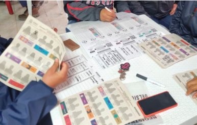 Jurados de votación con boletas para una elección. 