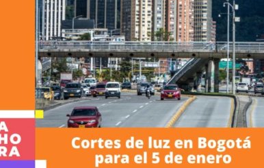 En la imagen se puede observar una vía de la ciudad de Bogotá con varios carros trnasitando. 