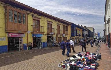 Personas caminando por el centro histórico de Bogotá 