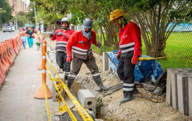 Obreros trabajando en las vías principales de Bogotá 