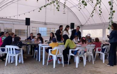 Personas reunidas en una exposición del Planetario de Bogotá 