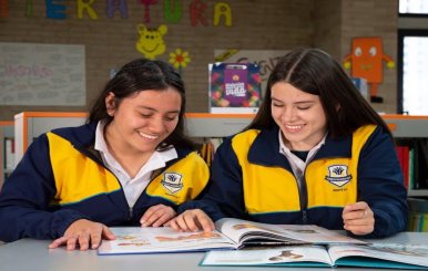 Estudiantes leyendo un libro