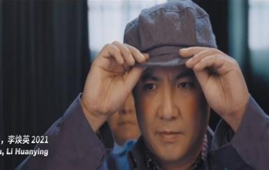 Persona de nacionalidad asiática acomodando su sombrero 