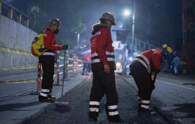 Obreros en labores de arreglo vial calle 80 con Avenida Suba