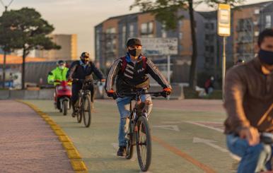 Ciclistas movilizándose por una de las ciclorrutas de Bogotá 